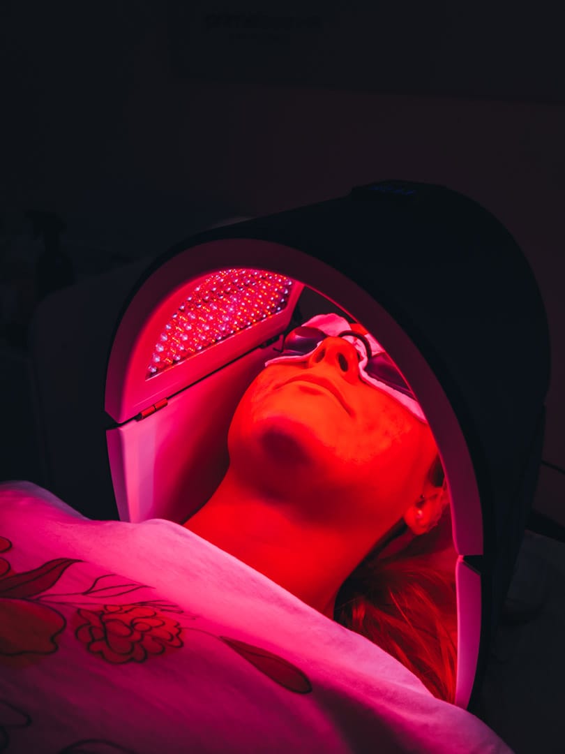 lampa led cu lumina rosie are rol in protectia antibacteriana, iar lumina albastra are rol de calmare. Ambele terapii sunt parte din tratamentul facial de curatare si hidratare cu Hydrafacial Syndeo la Episculpt Beauty Sibiu