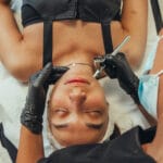 Aplicarea tratamentului facial de hidratare cu oxigen hiperbaric Intraceuticals la Episculpt Beauty Sibiu pentru rejuvenarea pielii