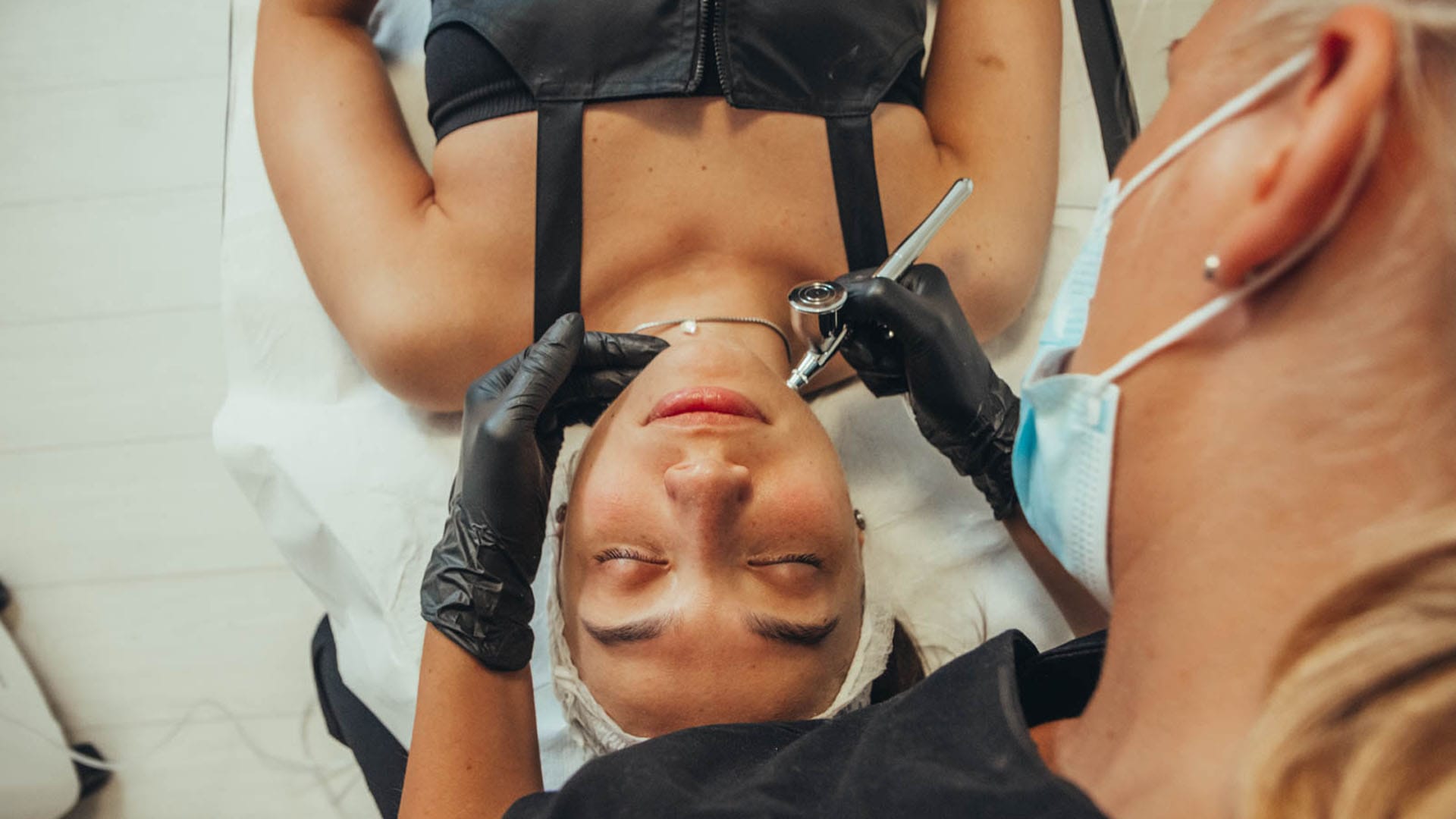 Aplicarea tratamentului facial de hidratare cu oxigen hiperbaric Intraceuticals la Episculpt Beauty Sibiu pentru rejuvenarea pielii
