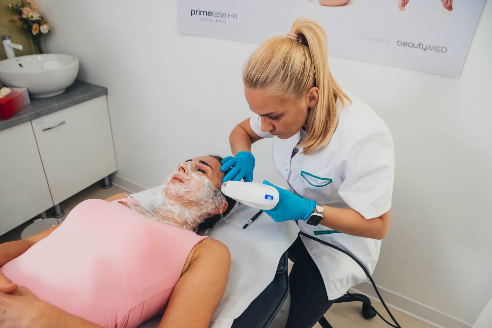 sedinta de tratament pentru pete pigmentare prin Radiofrecventa fractionata cu Viora V10 V-FR la Episculpt Beauty Sibiu