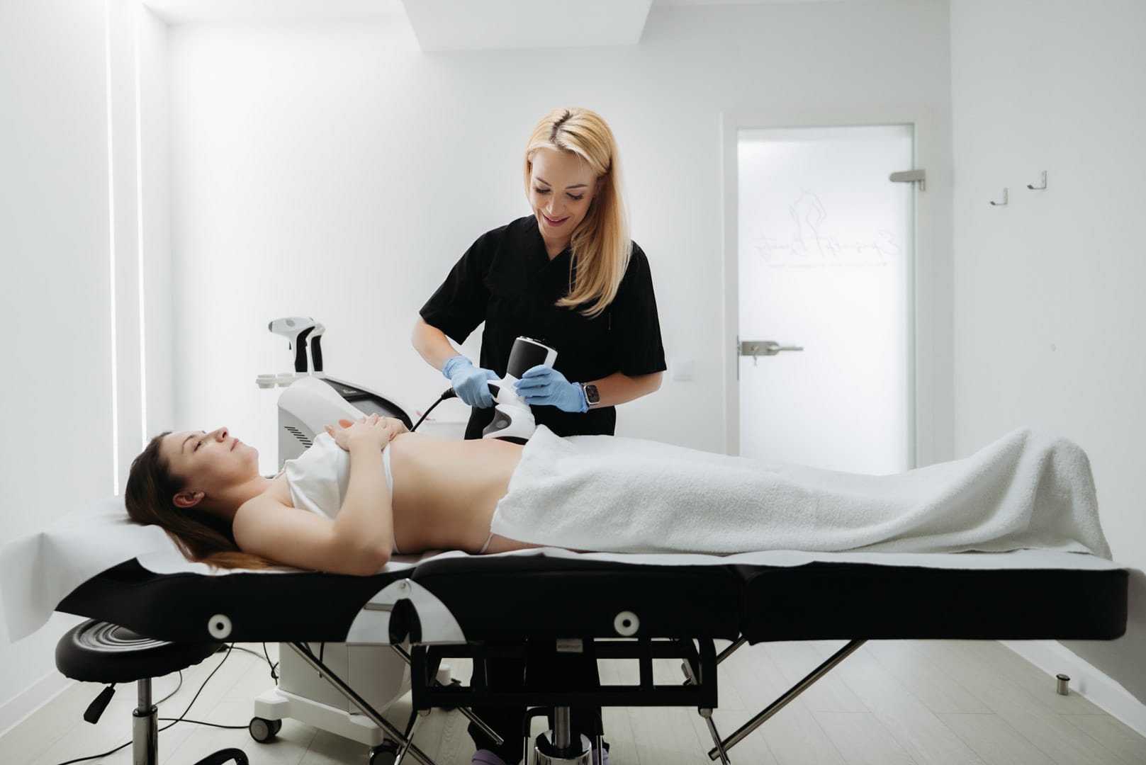 Sedinta de remodelare corporala prin radiofrecventa multipolata cu Viora V10 realizata la Episculpt Beauty Sibiu