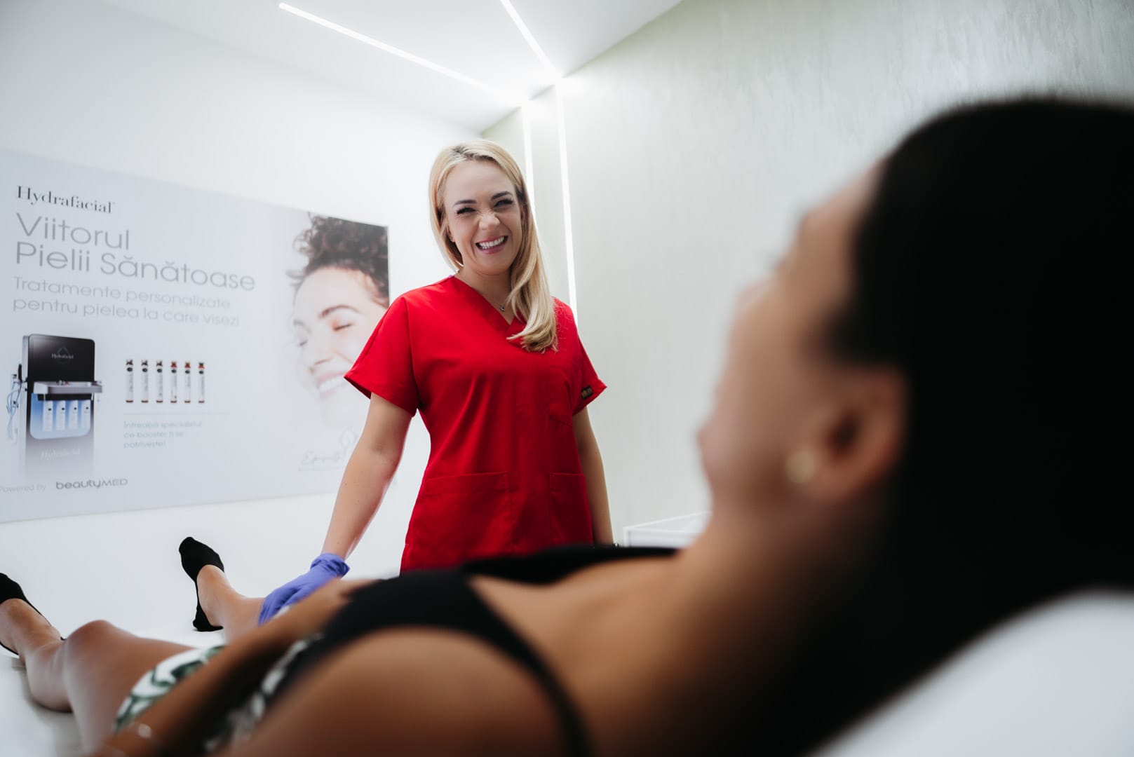 Specialista Episculpt Beauty pregatind tratamentul de epilare definitiva cu laser dioda in Sibiu